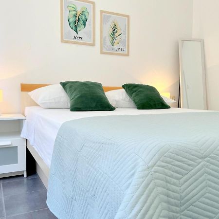 Rab City Apartment Greeny Rab Town Buitenkant foto