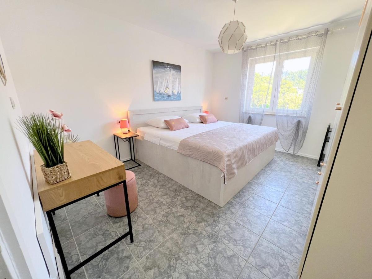 Rab City Apartment Greeny Rab Town Buitenkant foto